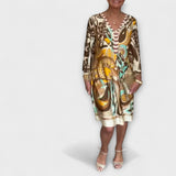Vestido com decote em V e estampa retrô
