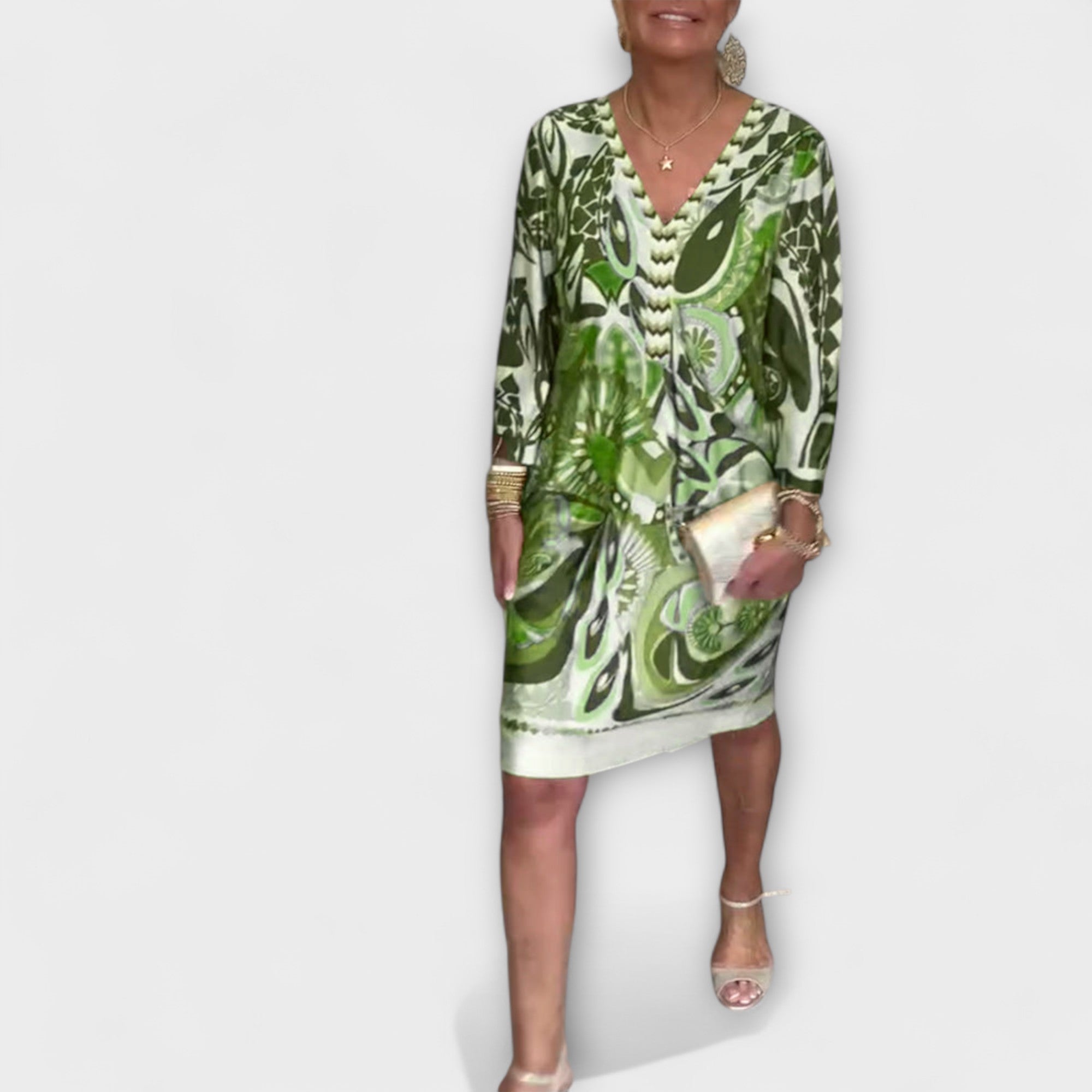 Vestido com decote em V e estampa retrô