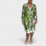 Vestido com decote em V e estampa retrô