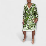 Vestido com decote em V e estampa retrô