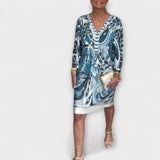 Vestido com decote em V e estampa retrô