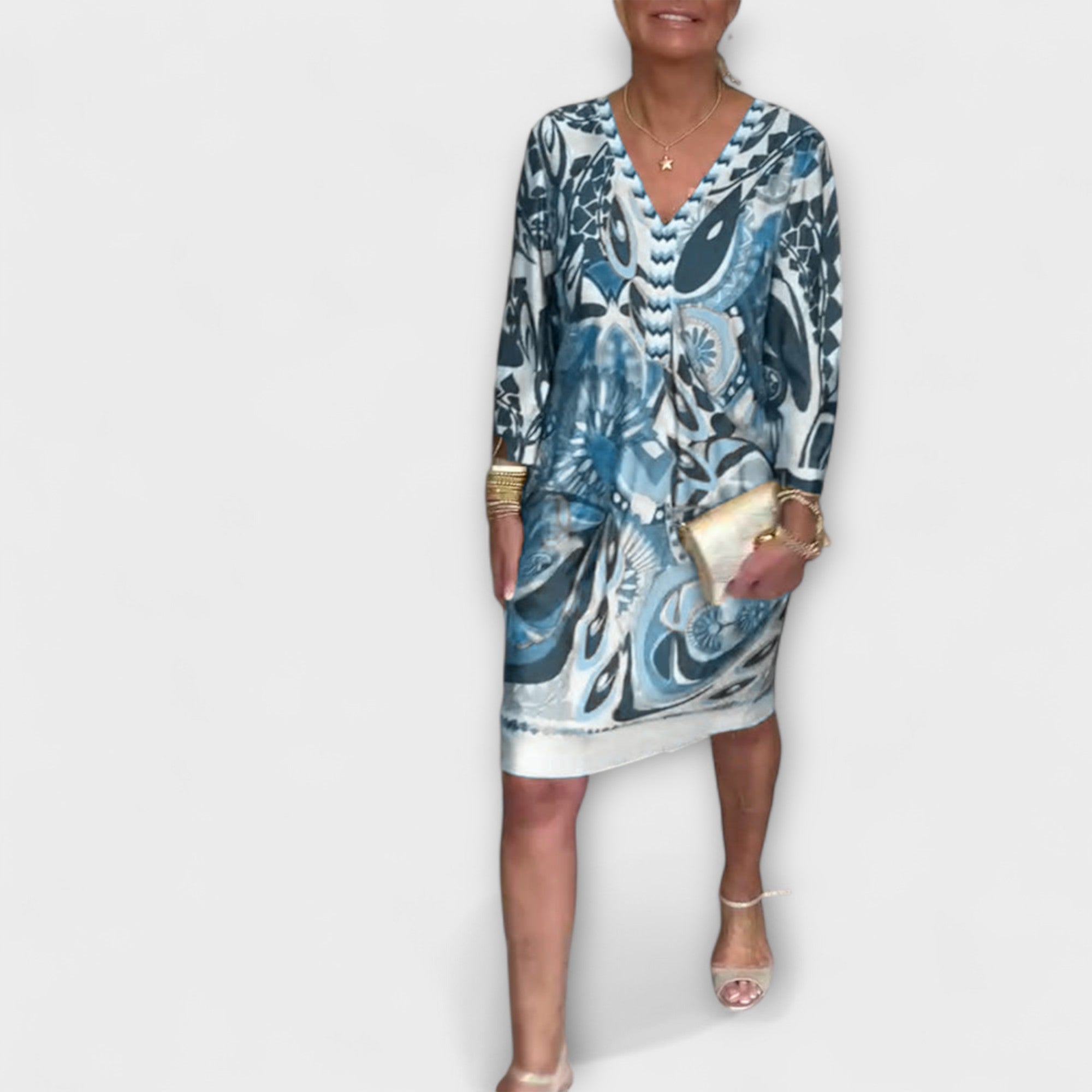 Vestido com decote em V e estampa retrô