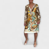 Vestido com decote em V e estampa retrô