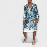 Vestido com decote em V e estampa retrô