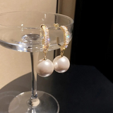 Brincos elegantes com pérolas e zircônia