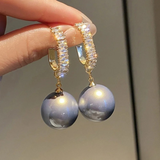 Brincos elegantes com pérolas e zircônia