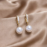 Brincos elegantes com pérolas e zircônia