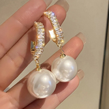 Brincos elegantes com pérolas e zircônia