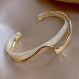 LuxeCurve – Elegante bracelete aberto em esmalte branco e ouro