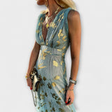 Vestido fluido com decote em V e detalhes em paetês
