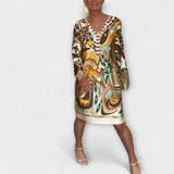 Vestido com decote em V e estampa retrô